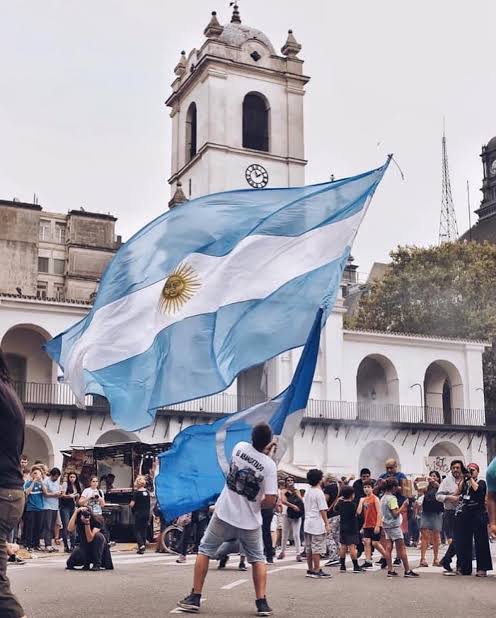 Pensar el 25 de mayo en este contexto de disolución nacional duele pero, sobre todo, rebela.